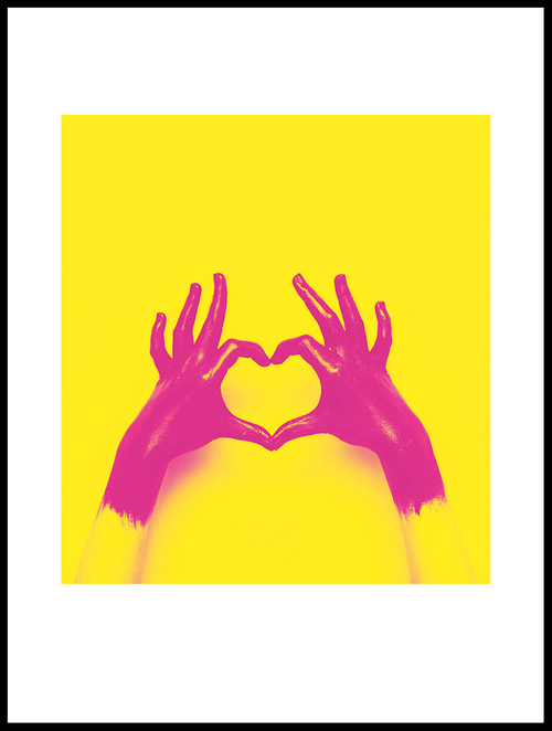rosa-händer-gul-bakgrund_30x40_WEBB.jpg